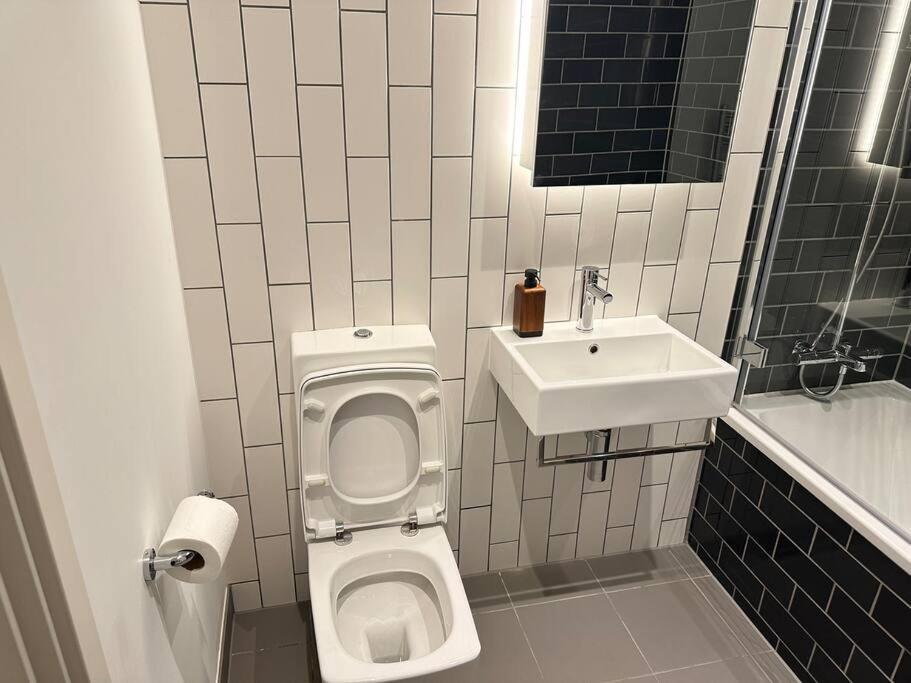 Spacious Modern 1 Bed Apartment. ลอนดอน ภายนอก รูปภาพ